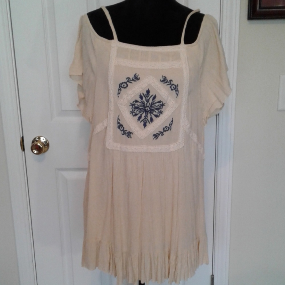 Nwt rebellion cream /blue sz small top
